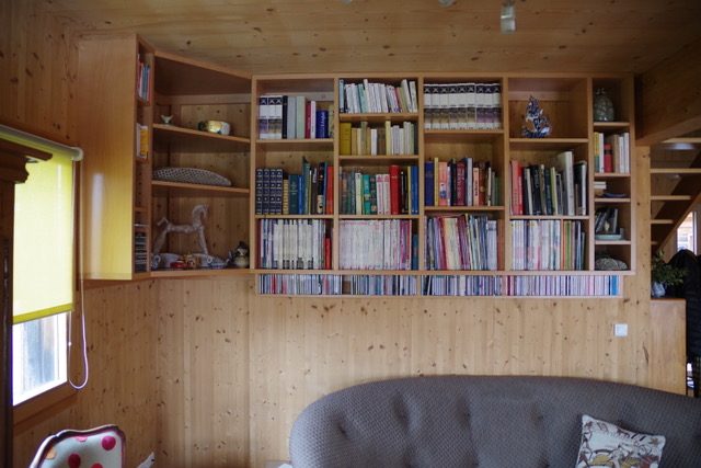 Bibliothèque suspendue en bois et étagères sur mesure — vue 1
