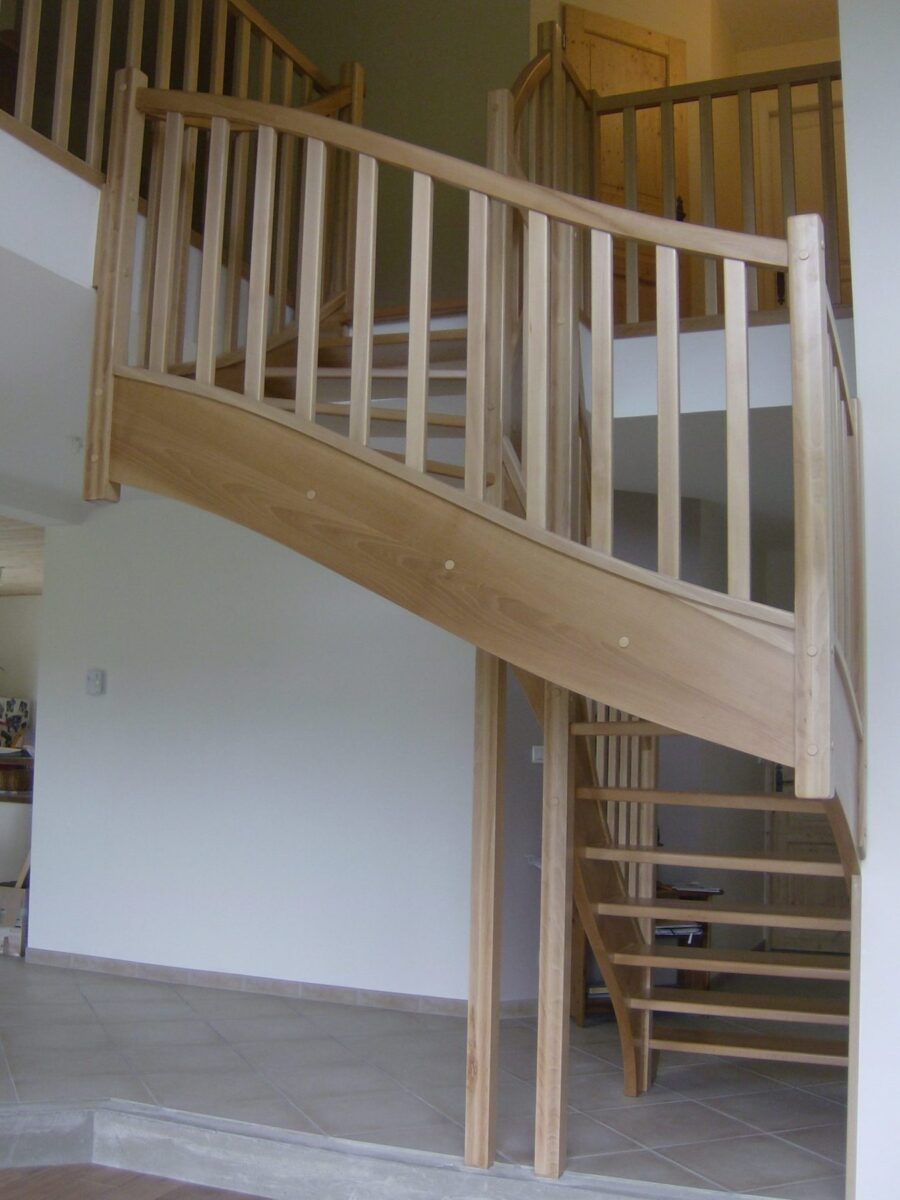 Escalier en bois clair à balustres droites — vue 1