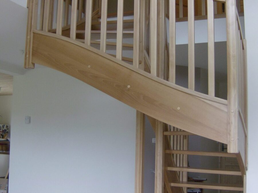 Escalier en bois clair à balustres droites — vue 1