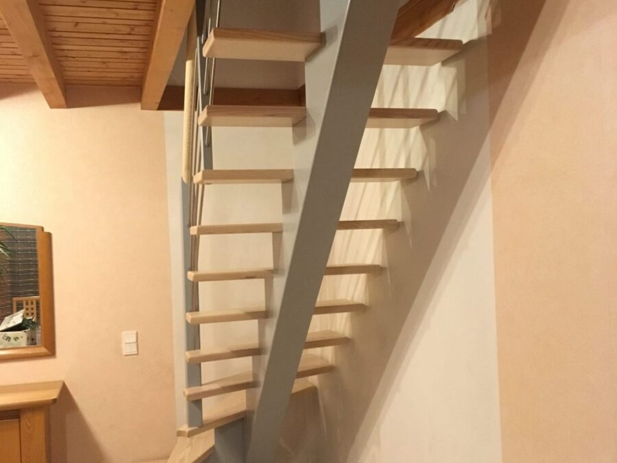 Escalier bois à crémaillère centrale — vue 1