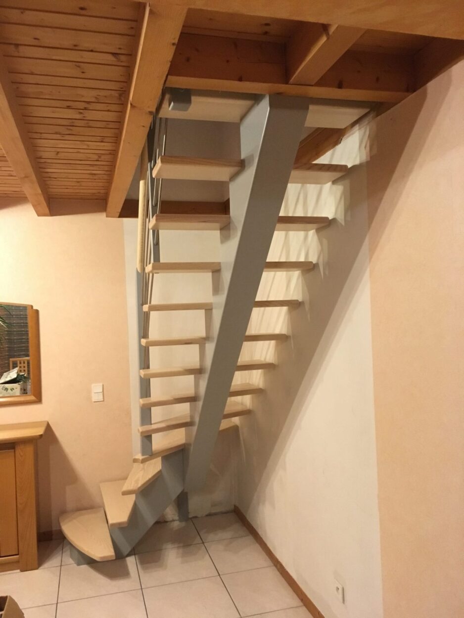 Escalier bois à crémaillère centrale — vue 1
