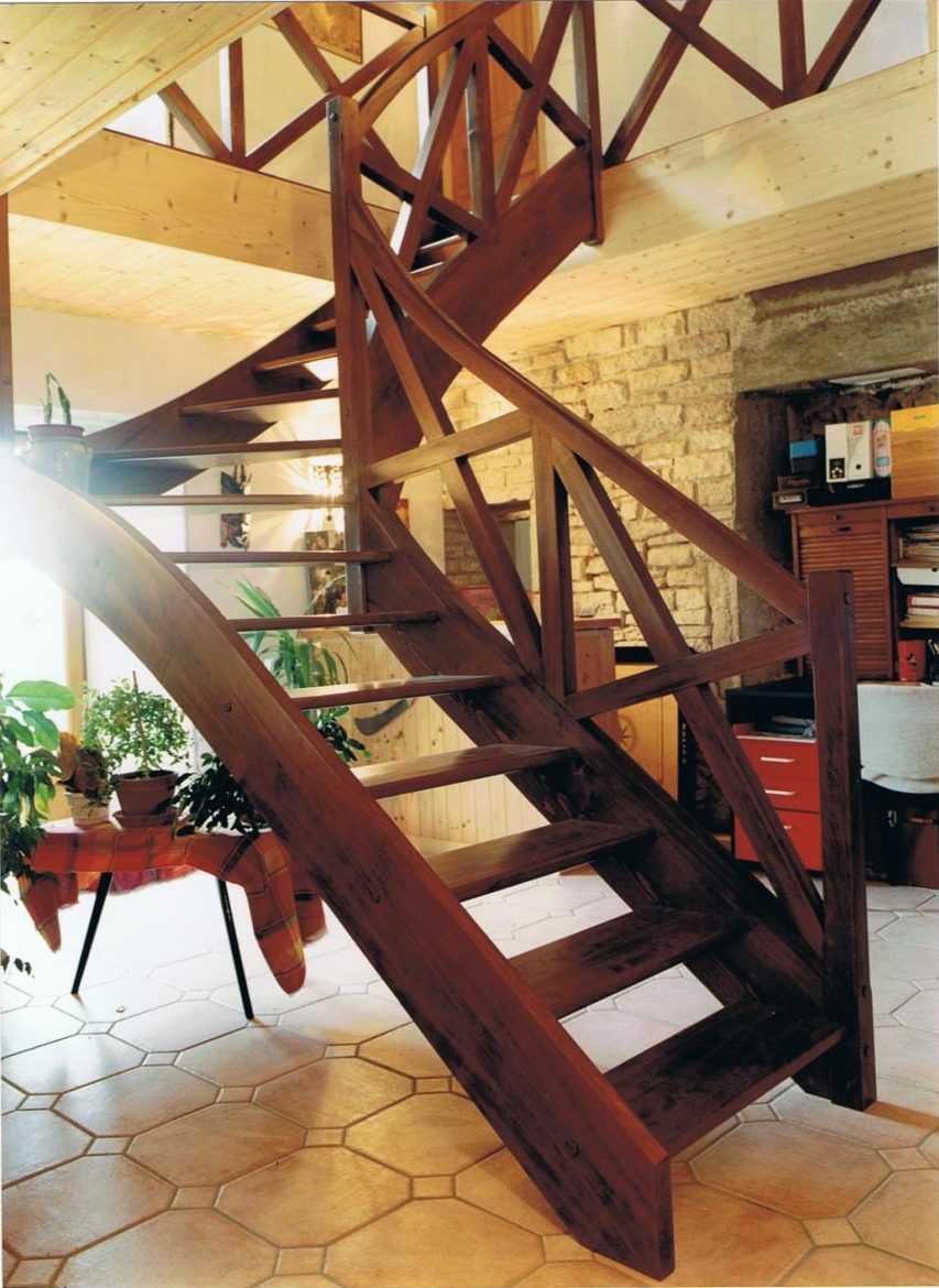 Escalier en bois foncé avec garde-corps à croix de Saint-André — vue 1