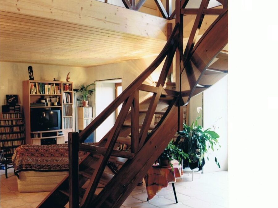 Escalier en bois foncé avec garde-corps à croix de Saint-André — vue 2