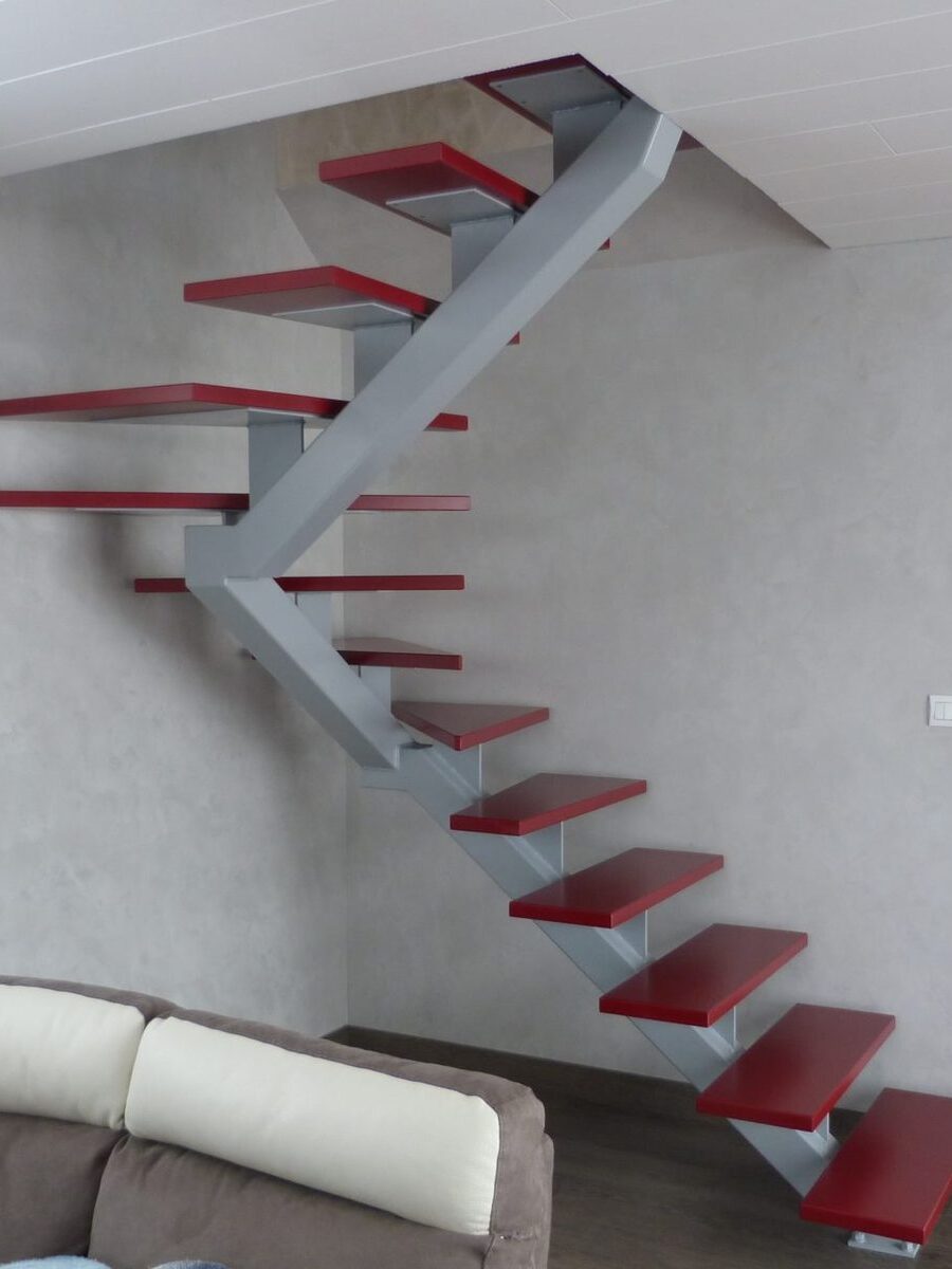 Escalier à limon central métallique gris et marches laquées rouges — vue 1
