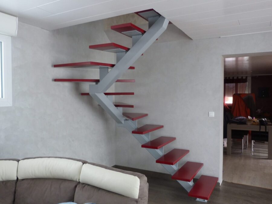 Escalier à limon central métallique gris et marches laquées rouges — vue 1