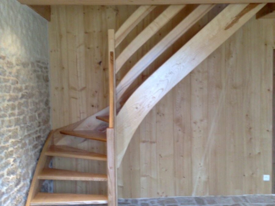Escalier en bois avec garde-corps à trois lisses — vue 1