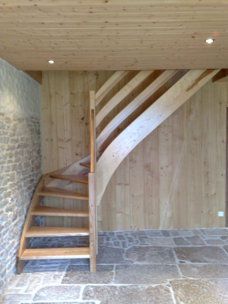 Escalier en bois avec garde-corps à trois lisses — vue 1