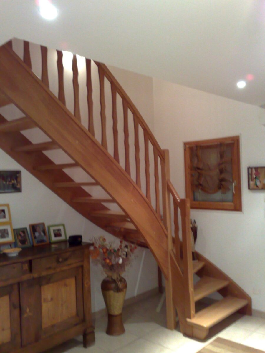 Escalier classique en bois avec balustres chantournées