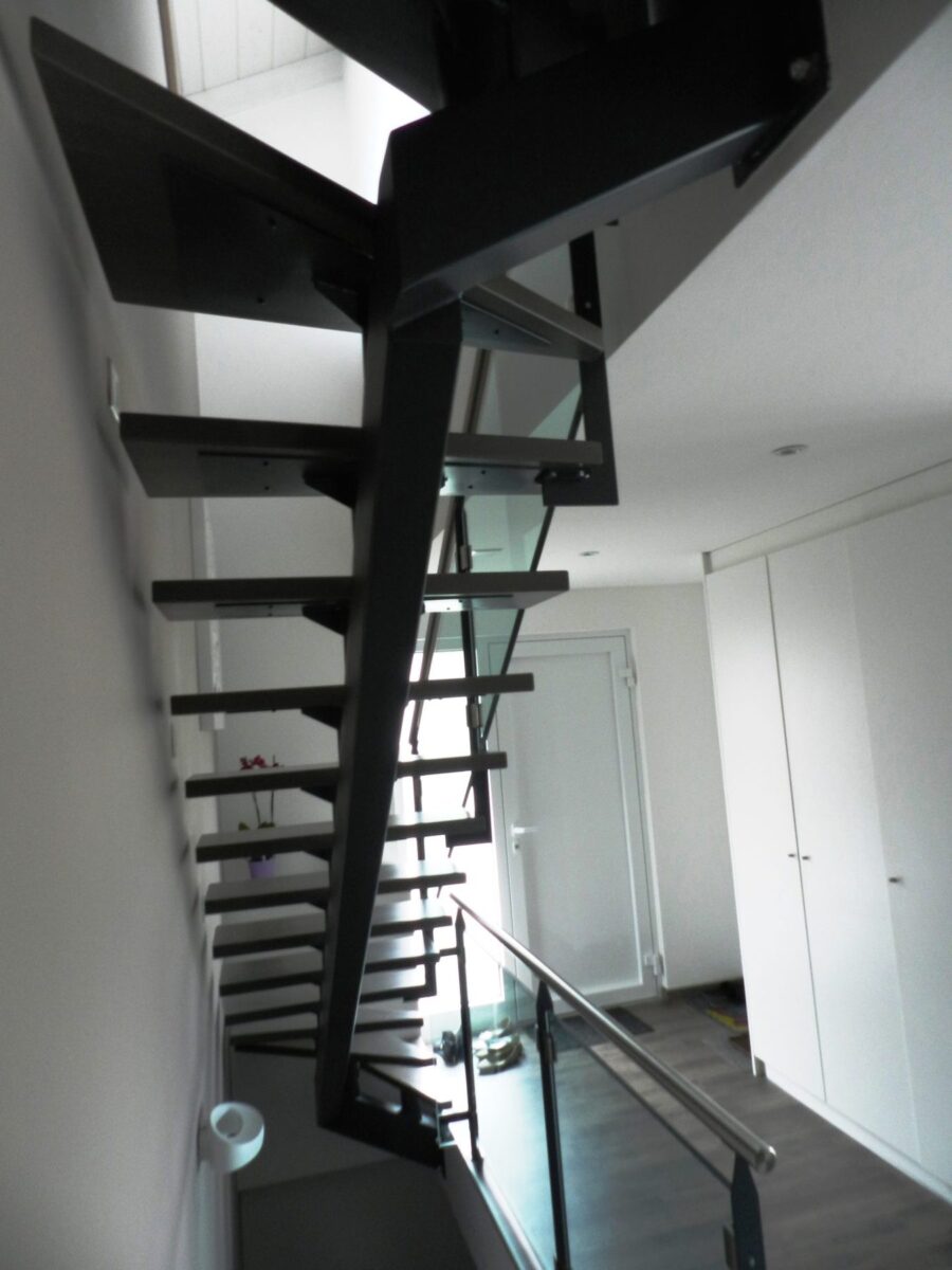 Escalier contemporain limon métallique noir et marches bois