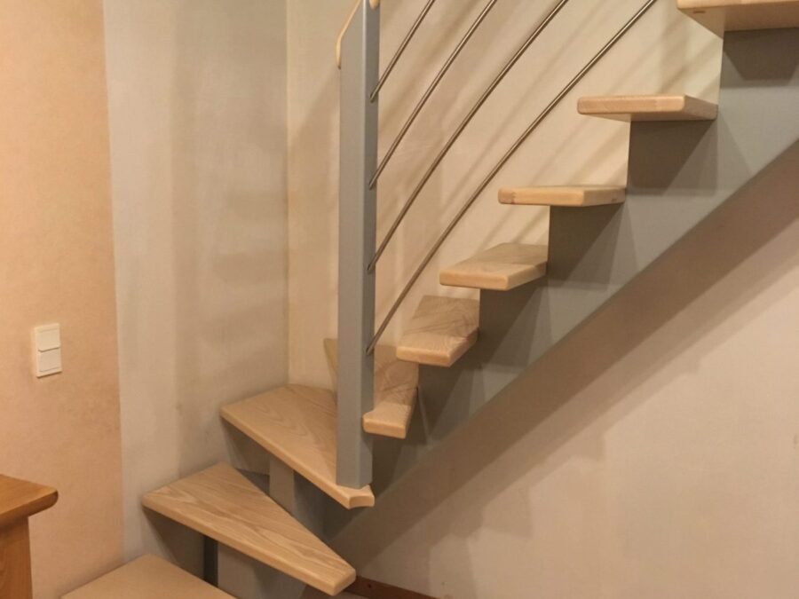 Escalier bois avec garde-corps à câbles inox — vue 1