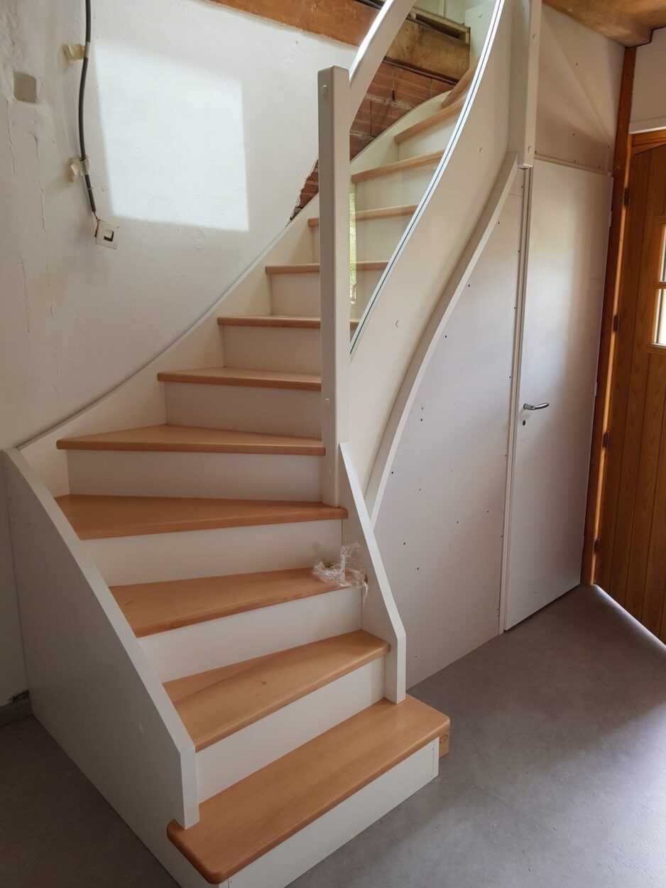 Garde-corps bois et verre sur escalier et mezzanine — vue 1