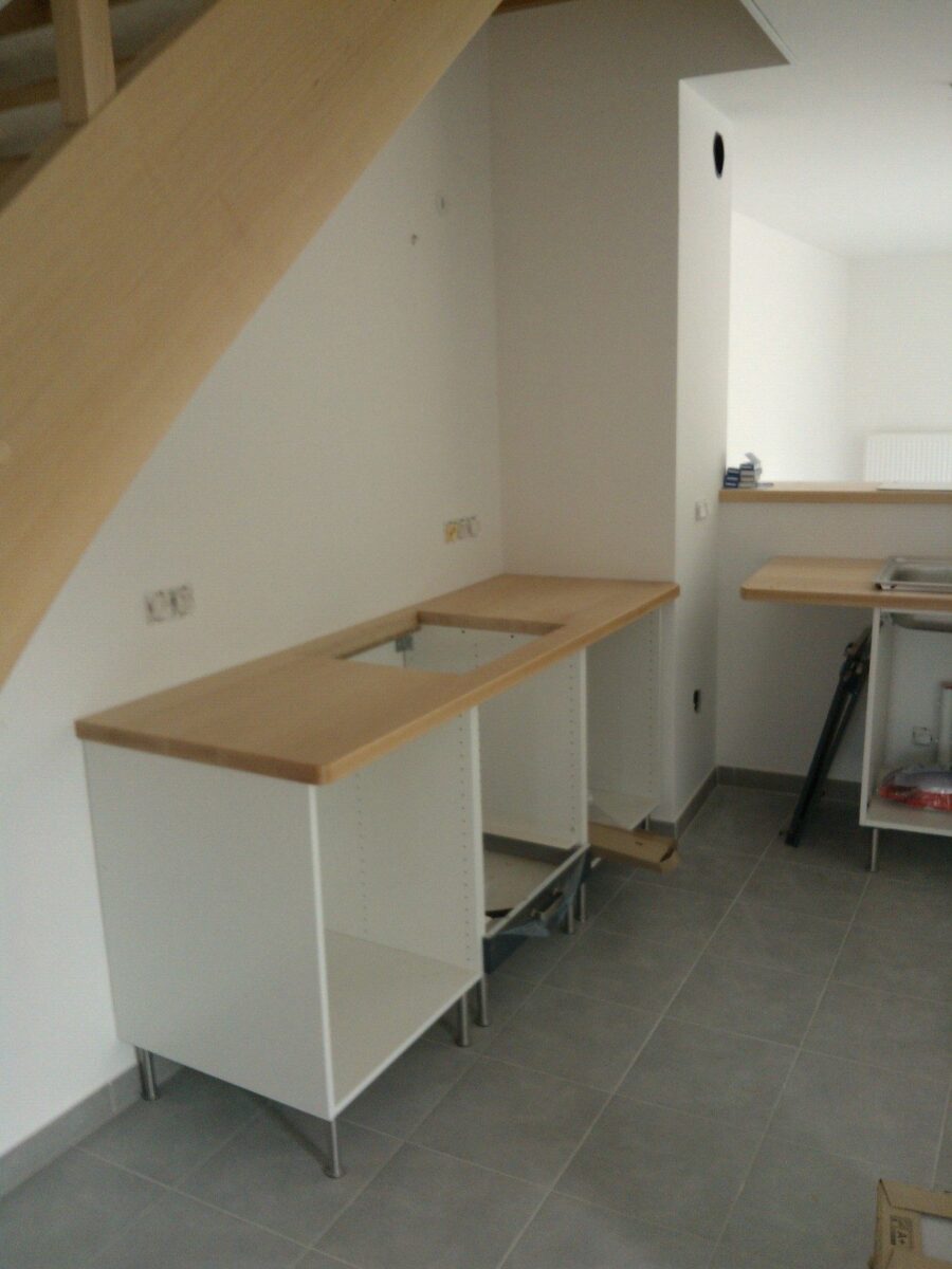 Plan de travail en bois massif et tablettes sur mesure — vue 1