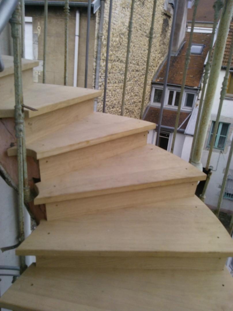 Escalier ancien rénové à Besançon — vue 1